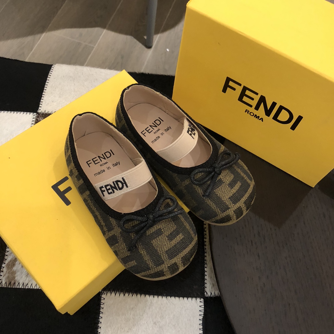 Children's shoes child